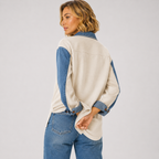 Susana - Camisa Urbana con Detalles Denim y Cuello con Botones